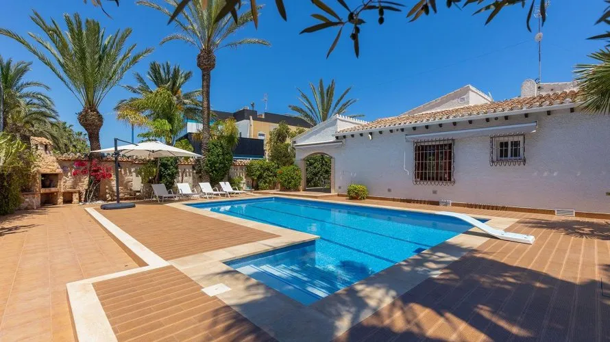 Villa de 4 dormitorios en Alicante, Spain No. 613 № 1