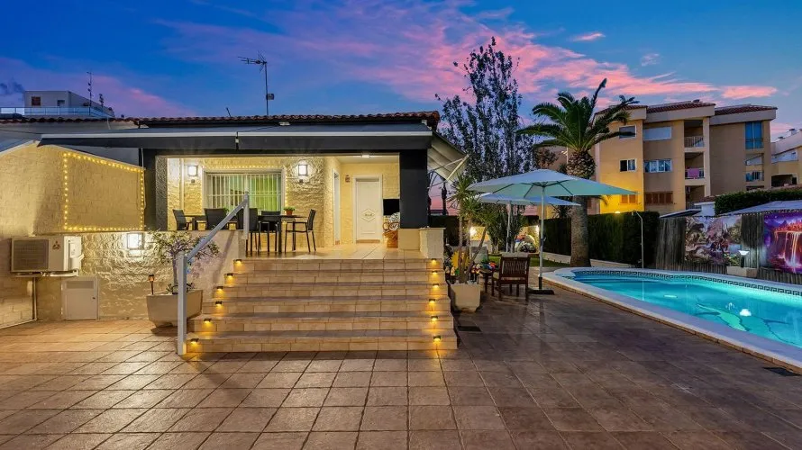 Villa de 4 dormitorios en Torrevieja, Spain No. 639