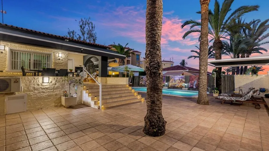 Villa de 4 dormitorios en Torrevieja, Spain No. 639 № 3