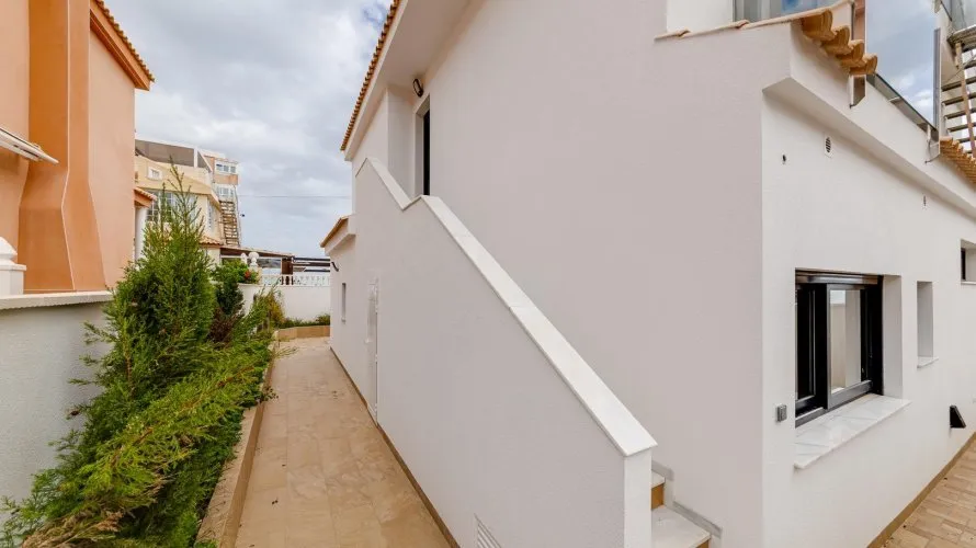 Villa de 210m² en Torrevieja, Spain No. 607 № 22