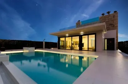 Villa de 4 dormitorios en Campoamor, Spain No. 572