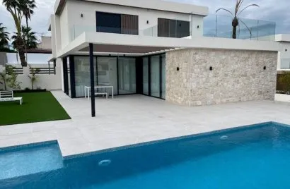 Villa de 3 dormitorios en Alicante, Spain No. 547
