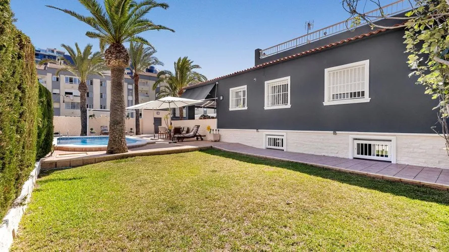 Villa de 4 dormitorios en Torrevieja, Spain No. 639 № 6