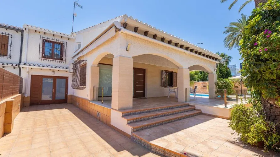 Villa de 4 dormitorios en Alicante, Spain No. 613 № 20