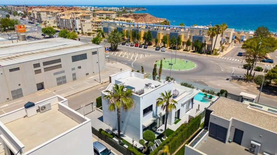 Villa de 4 dormitorios en Campoamor, Spain No. 589 № 24