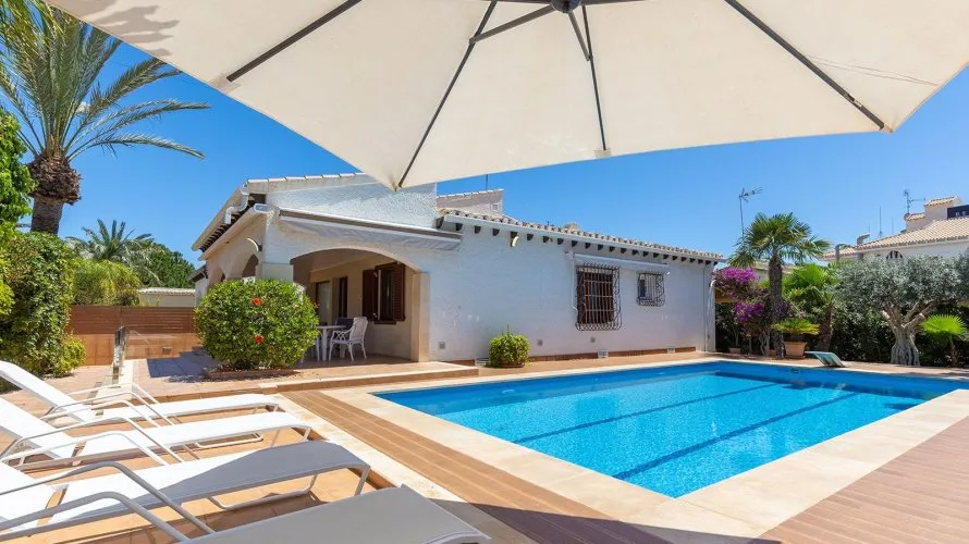 Villa de 4 dormitorios en Alicante, Spain No. 613 № 3