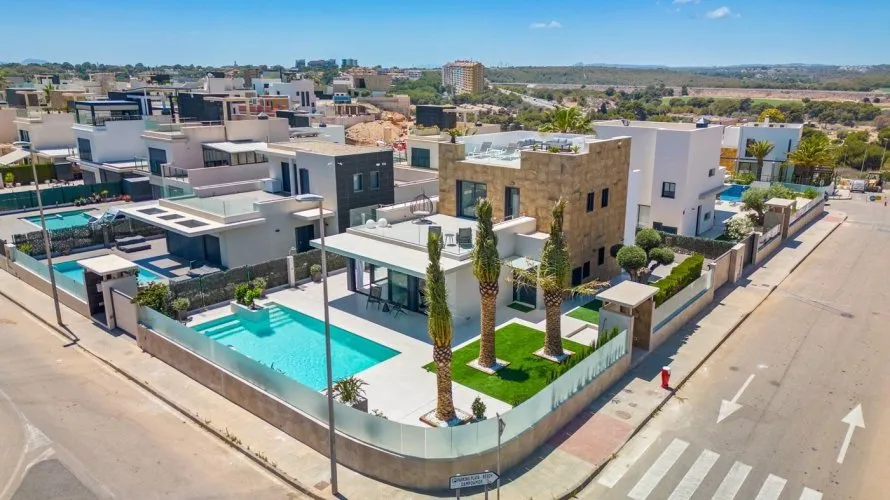 Villa de 4 dormitorios en Campoamor, Spain No. 589 № 23