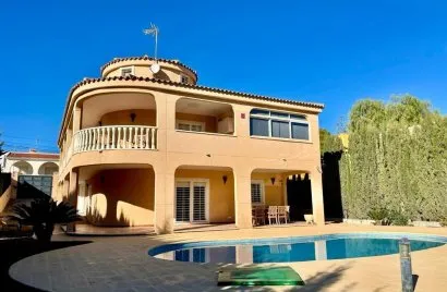 Villa de 4 dormitorios en Torrevieja, Spain No. 402