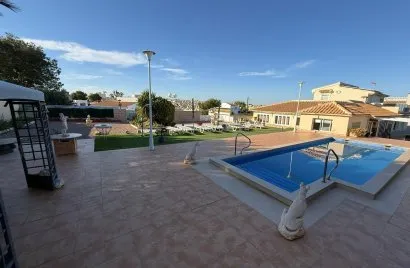Villa de 4 dormitorios en Villamartin, Spain No. 685