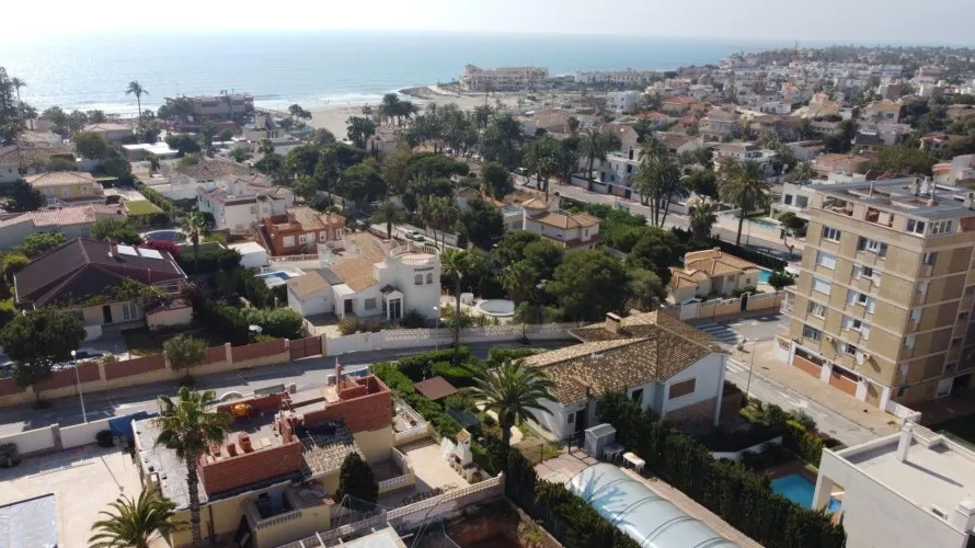 Villa de 4 dormitorios en La Zenia, Spain No. 443