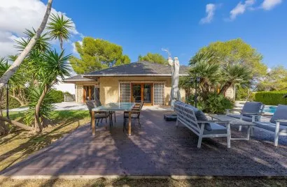 Villa de 5 dormitorios en Campoamor, Spain No. 661