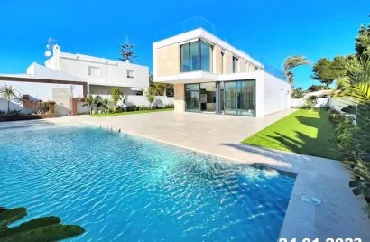 Villa de 4 dormitorios en La Zenia, Spain No. 443
