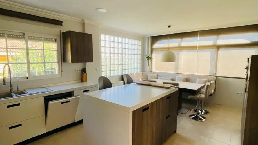Villa de 4 dormitorios en Torrevieja, Spain No. 402 № 8