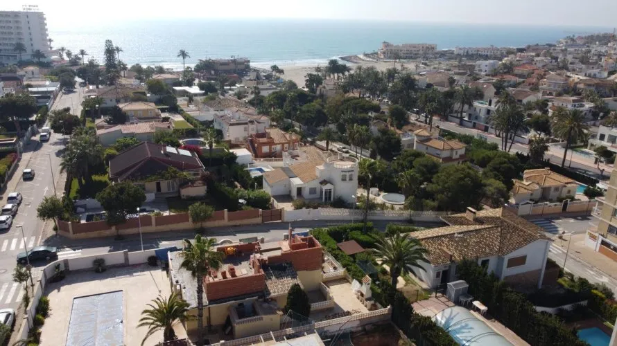 Villa de 4 dormitorios en La Zenia, Spain No. 443 № 1