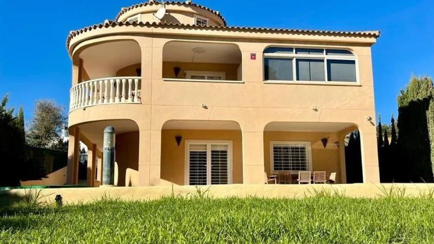Villa de 4 dormitorios en Torrevieja, Spain No. 402