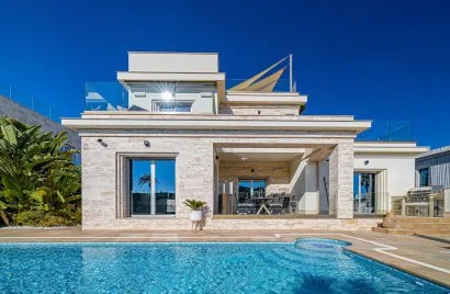 Villa de 442m² en La Zenia, Spain No. 674