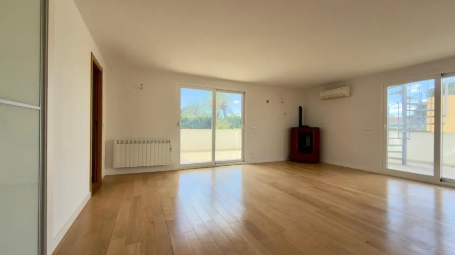 Сasa de 4 dormitorios en Albir, España No. 711 № 1