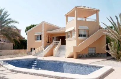 Villa de 3 dormitorios en La Manga del Mar Menor, Spain No. 447