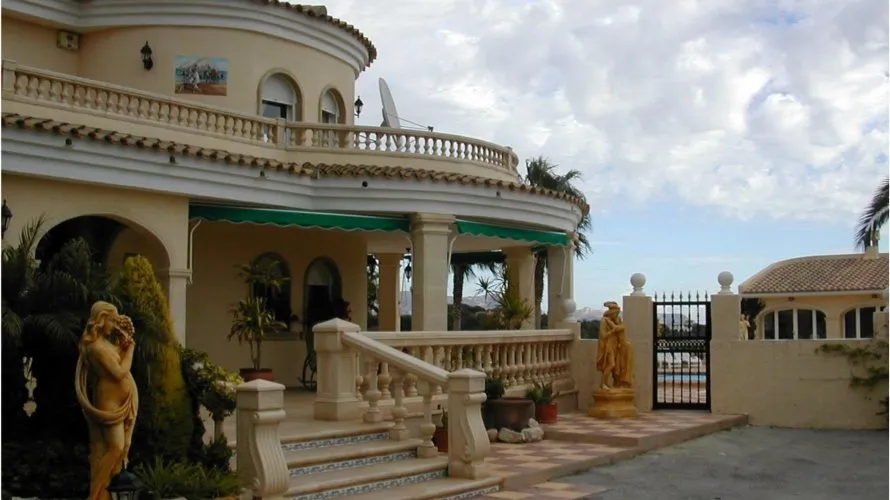 Villa de 5 dormitorios en L'Alfàs del Pi, Spain No. 528 № 1