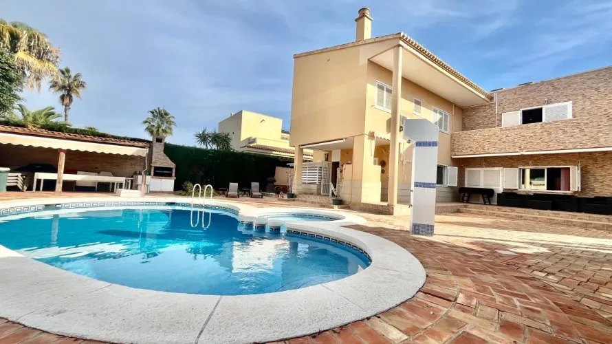 Villa de 4 dormitorios en Torrevieja, Spain No. 424 № 2