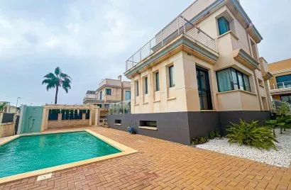 Villa de 5 dormitorios en La Zenia, España No. 731