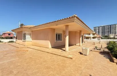 Villa de 4 dormitorios en La Manga del Mar Menor, España No. 769