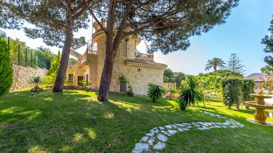 Villa de 4 dormitorios en Campoamor, España No. 761 № 3