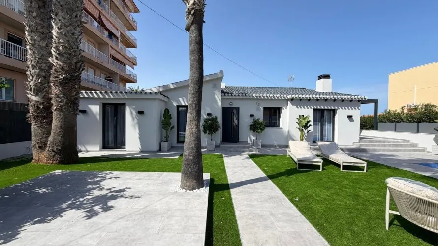 Villa de 4 dormitorios en Torrevieja, España No. 844 № 2