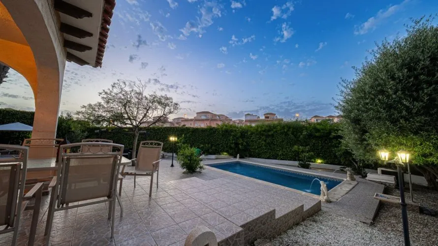 Villa de 96m² en La Zenia, España No. 887 № 27