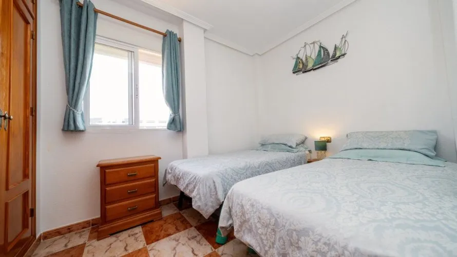 Villa de 96m² en La Zenia, España No. 887 № 3