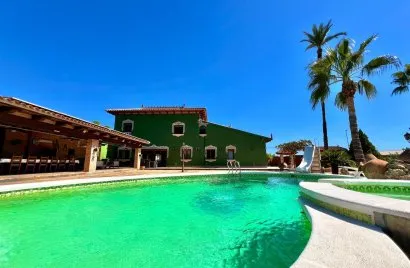 Villa de 4 dormitorios en Almoradí, España No. 882