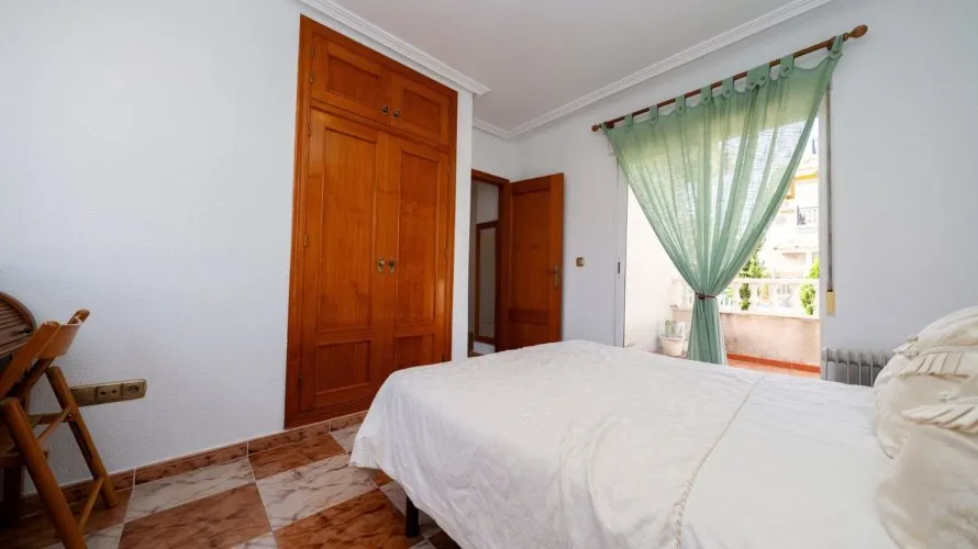 Villa de 96m² en La Zenia, España No. 887 № 2