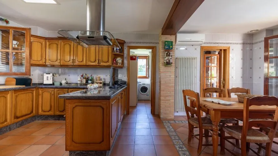 House de 640m² à Cullera, Spain No. 539 № 2