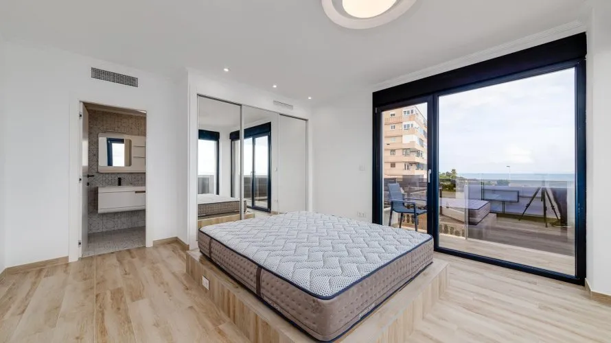 Villa de 210m² à Torrevieja, Spain No. 607 № 21
