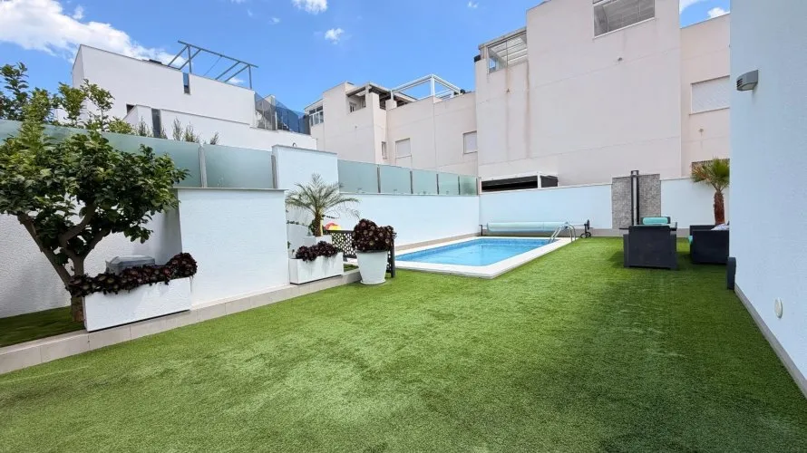 Villa de 5 chambres à Torrevieja, Espagne No. 707