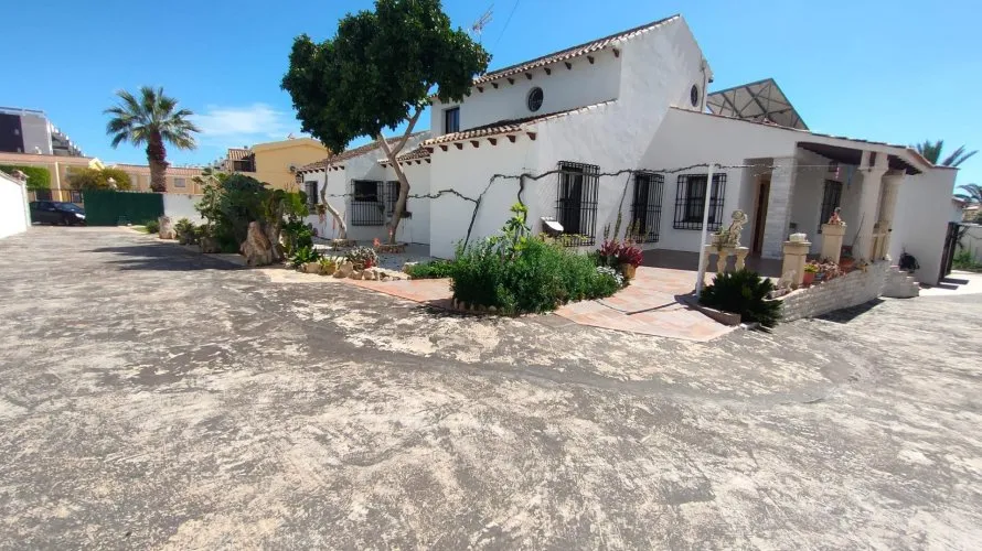 House de 209m² à Alicante, Espagne No. 649 № 10