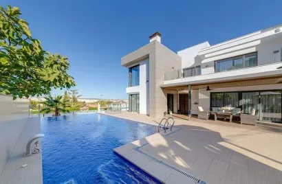 Villa de 461m² à Torrevieja, Spain No. 652