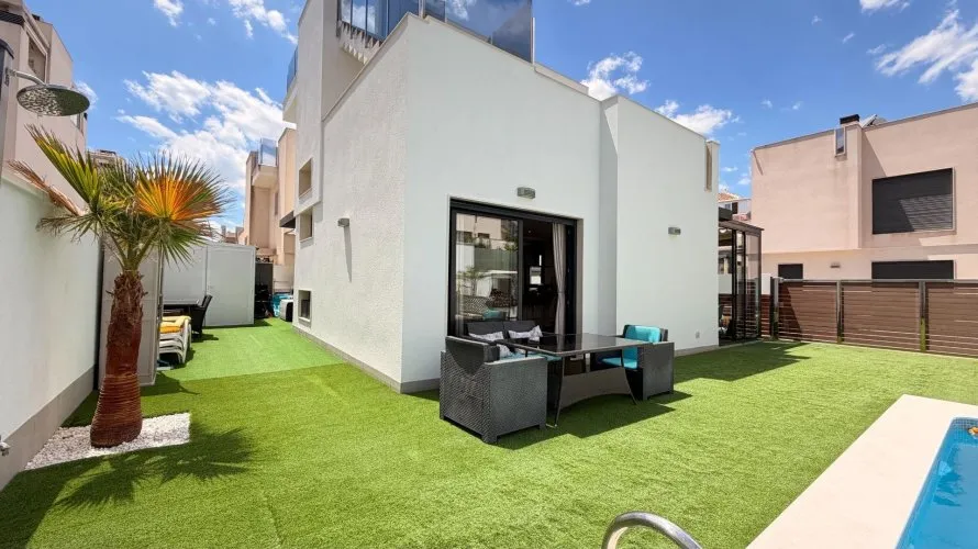 Villa de 5 chambres à Torrevieja, Espagne No. 707 № 2