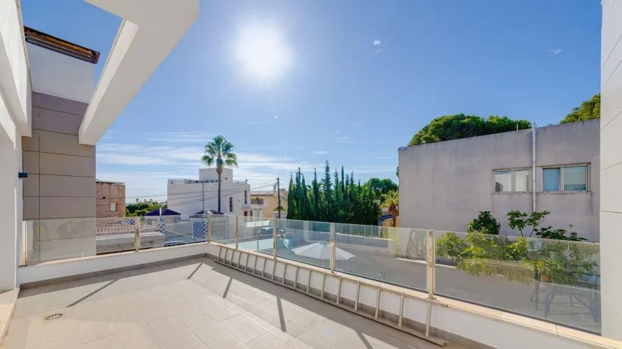 Villa de 461m² à Torrevieja, Espagne No. 652 № 1