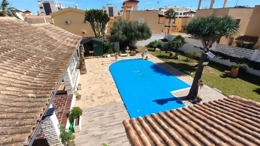 House de 209m² à Alicante, Espagne No. 649 № 12