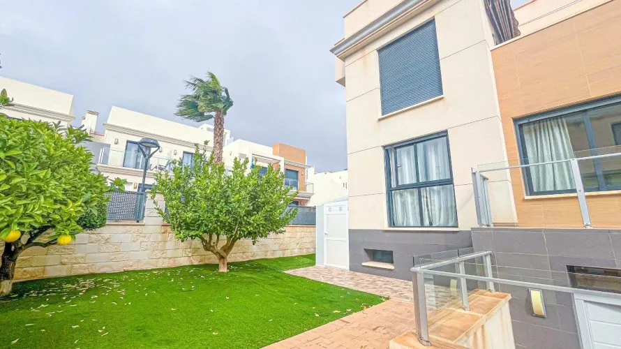 Villa de 5 chambres à La Zenia, Espagne No. 731 № 10