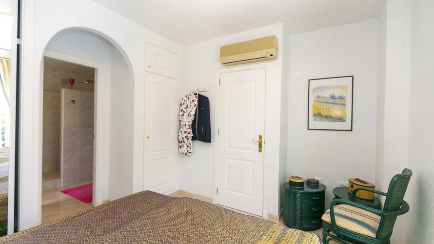 Villa de 194m² à Alicante, Espagne No. 763 № 2