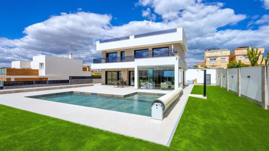 Villa de 234m² à Torrevieja, Espagne No. 795
