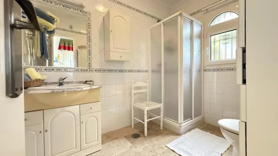 Villa de 220m² à Alicante, Espagne No. 890 № 2