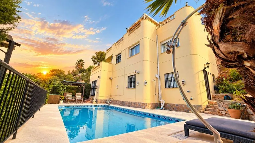 Villa de 220m² à Alicante, Espagne No. 890 № 28
