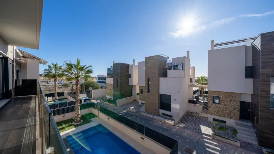 3 bedrooms house for sale , La Zenia, Spain No. 588 № 7
