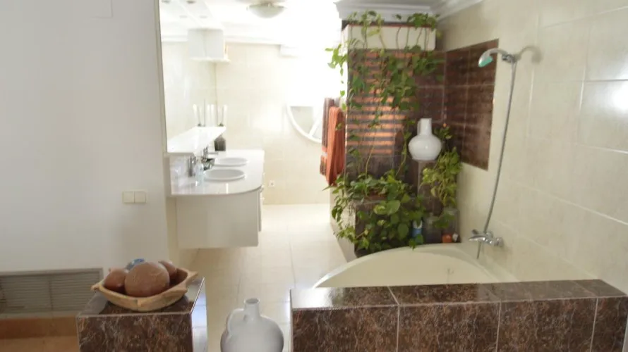 4 bedrooms villa for sale , Torrevieja, Spain No. 409 № 10