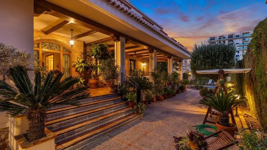 6 bedrooms villa for sale, La Veleta, Spain No. 660 № 18