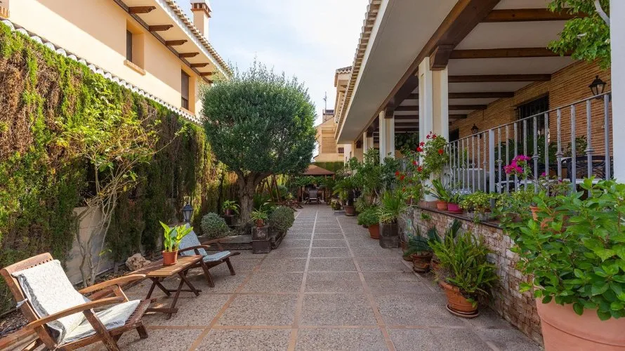 6 bedrooms villa for sale, La Veleta, Spain No. 660 № 4