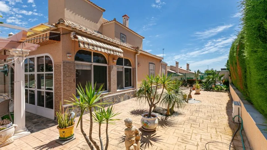 158m² villa for sale, Cabo Roig, Spain No. 710 № 1